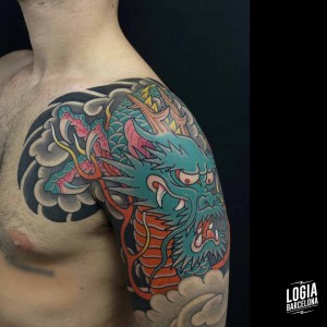 tatuaje_brazo_dragon_japones_tradicional_geometrico_logiabarcelona_willian_spindola_